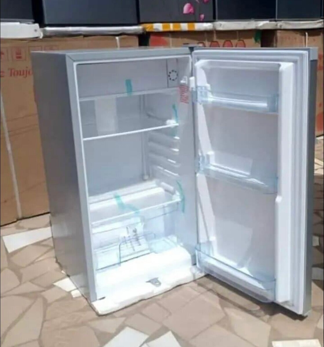 Mini-frigo à deux portes élégant