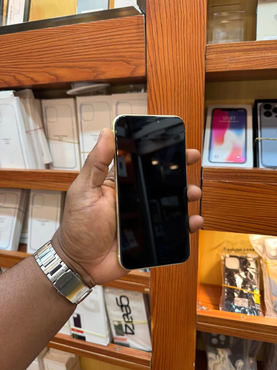 iPhone jaune brillant