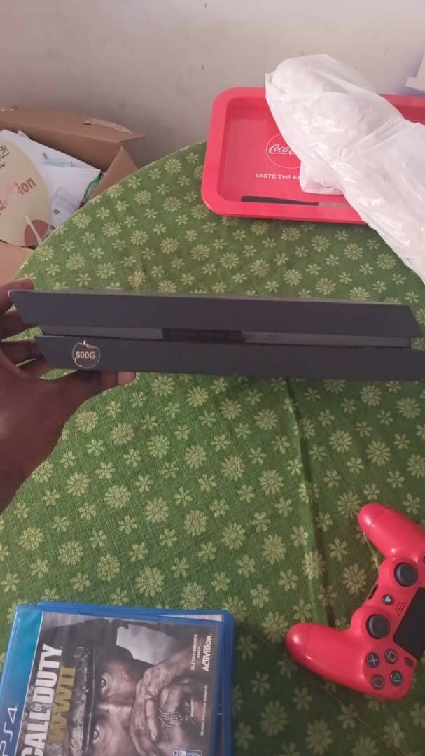 Console PS4 avec manette