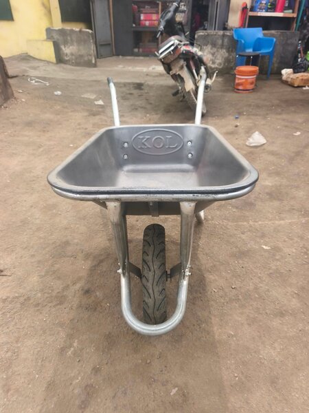 Brouette robuste en métal