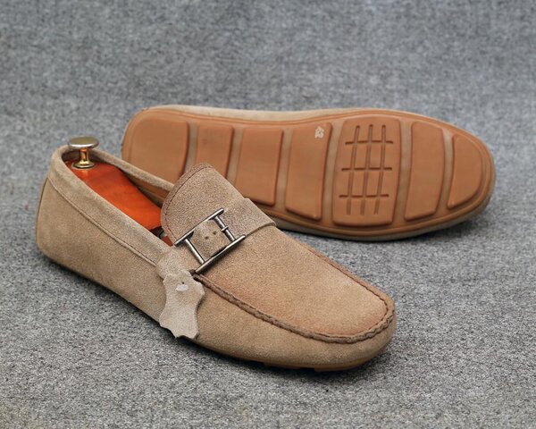 Mocassins en cuir beige élégants