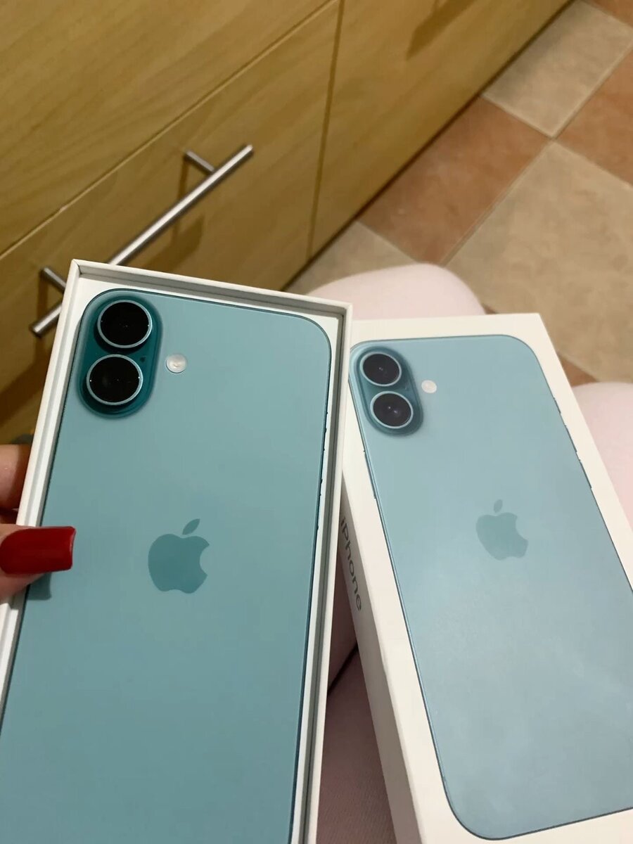 iPhone 14 Cyan