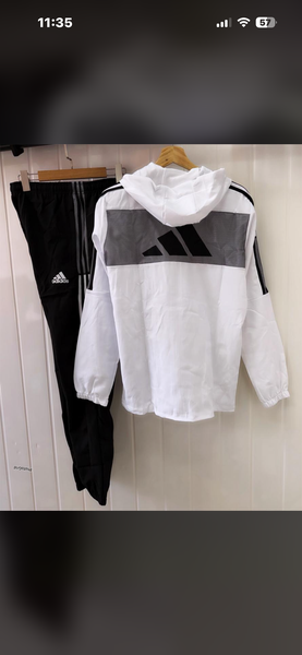 Ensemble de survêtement moderne