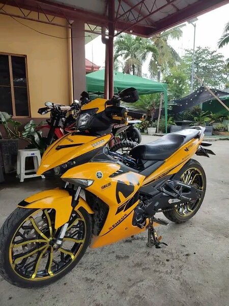 Moto sportive Yamaha brillante