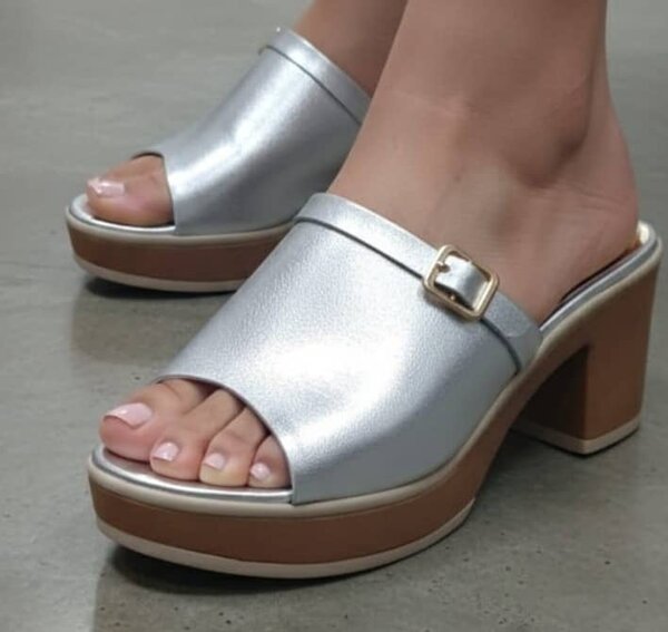 Sandales argentées à talons pour femme