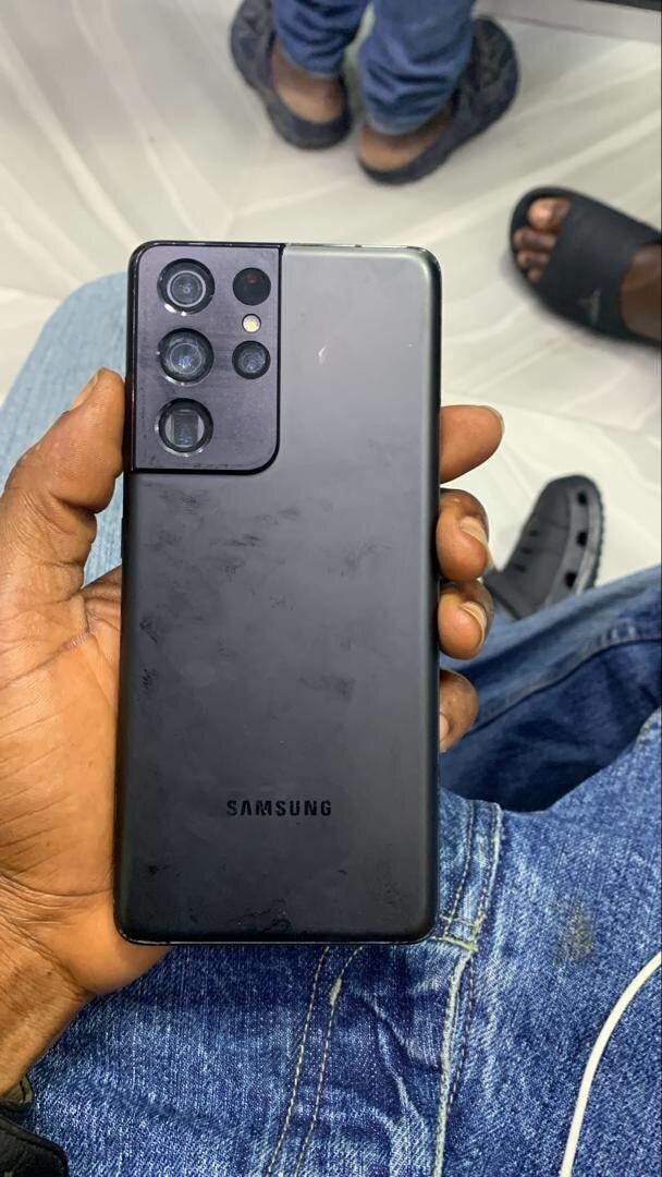 Galaxy S21 Ultra 5G 256gb slightly used with small crack on