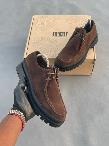 Chaussures en cuir marron