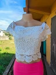 Haut en dentelle florale