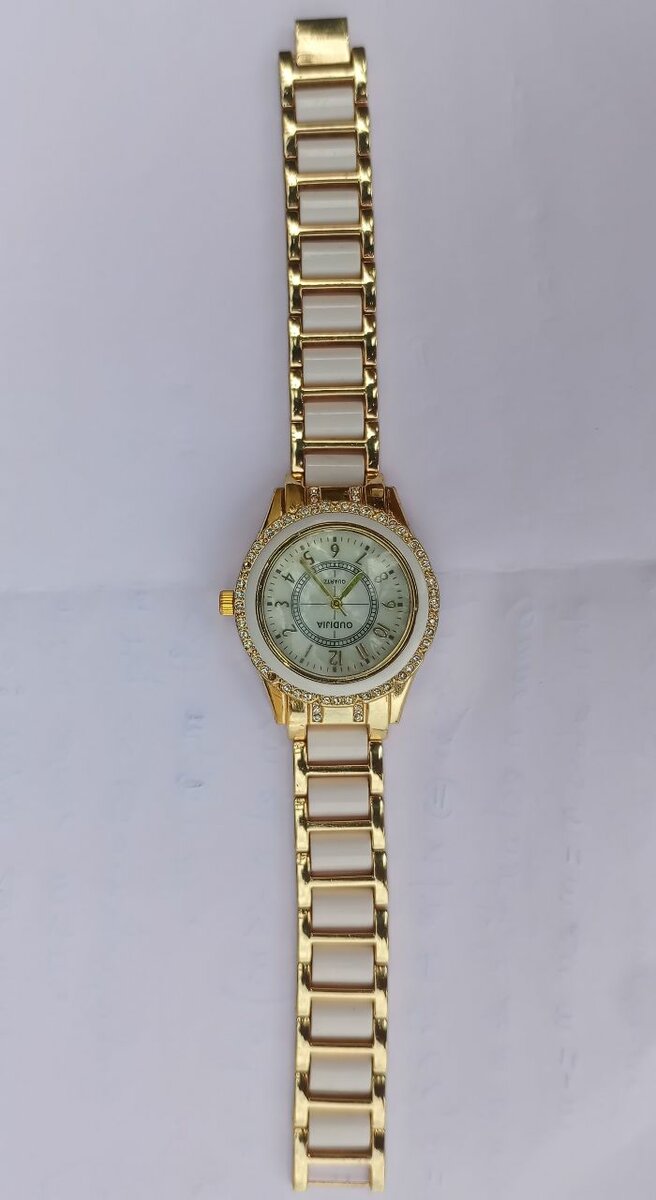 Montre femme dorée élégante