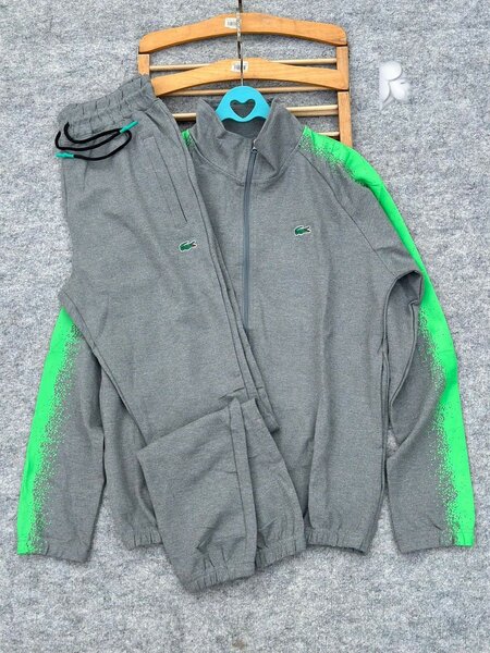 Survêtement gris avec accents verts