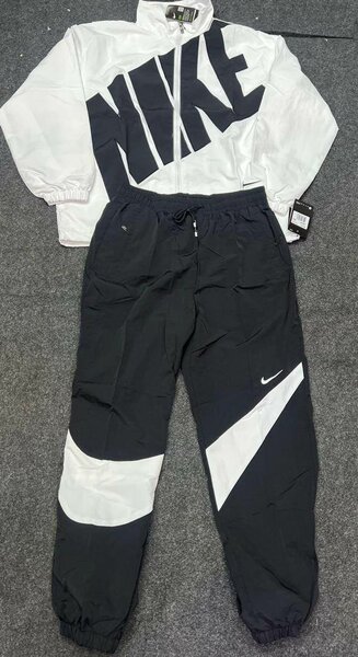 Ensemble de survêtement moderne