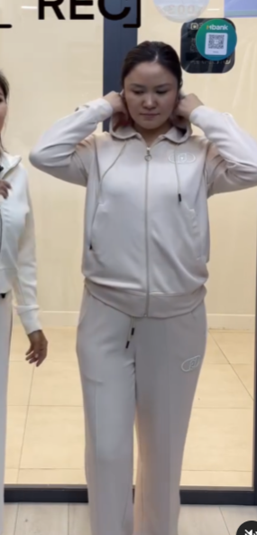 Аялдардын спорттук костюму