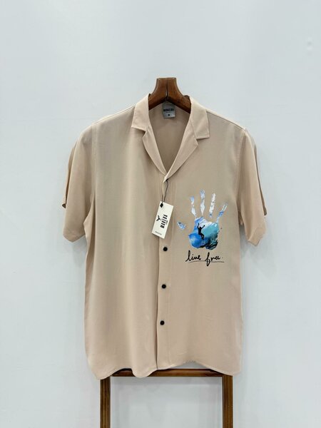 Chemise beige à motif artistique