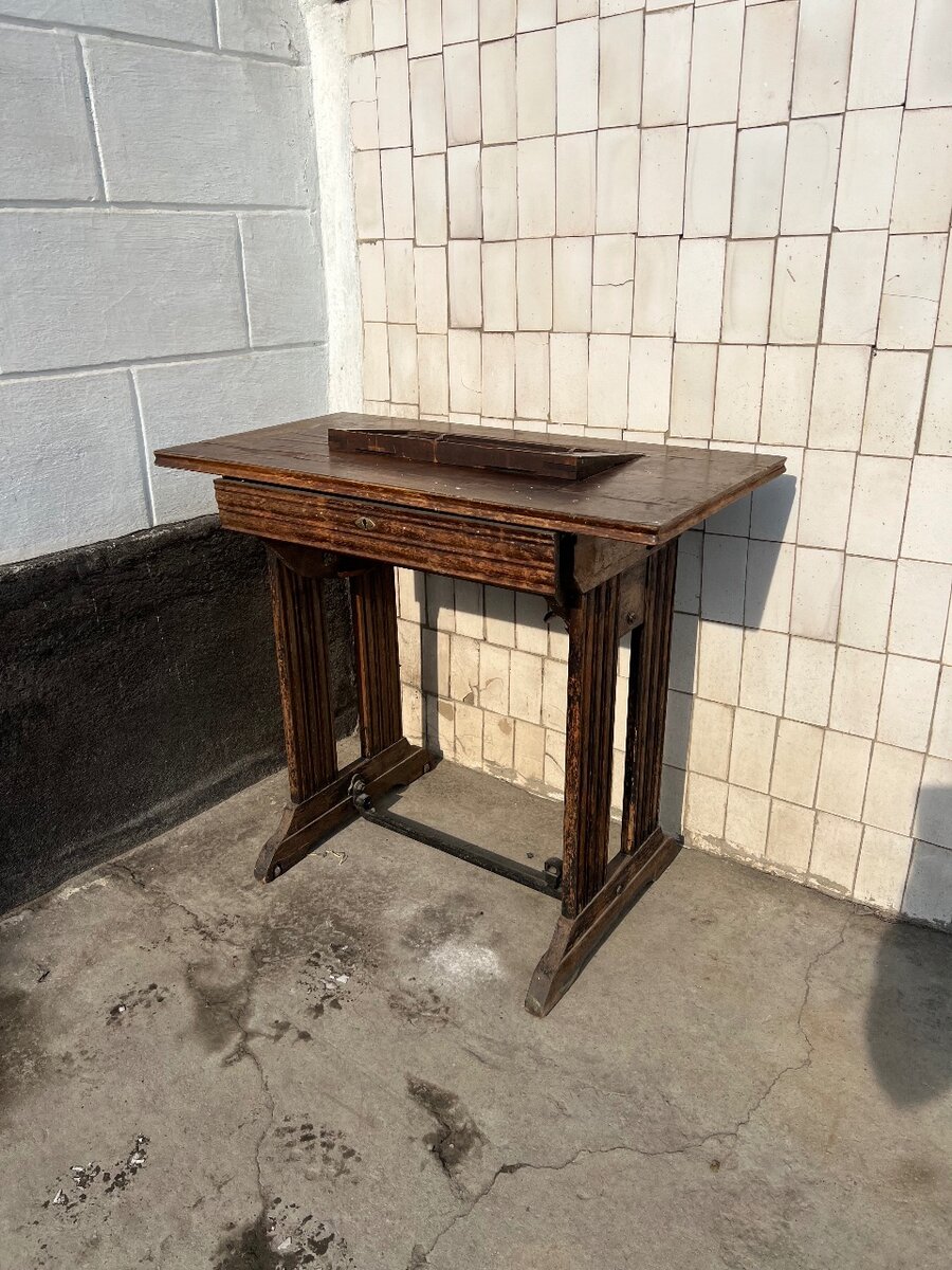 Деревянный стол от швейной машинки