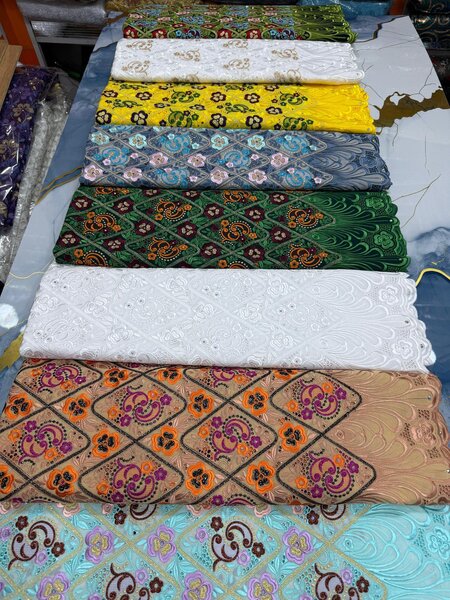 Tissus en dentelle colorée