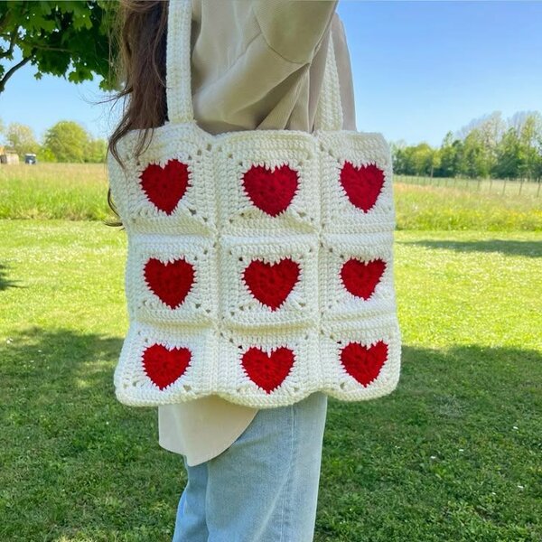 Sac crochet avec cœurs rouges