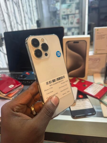 iPhone 13 : 64GB - 128GB