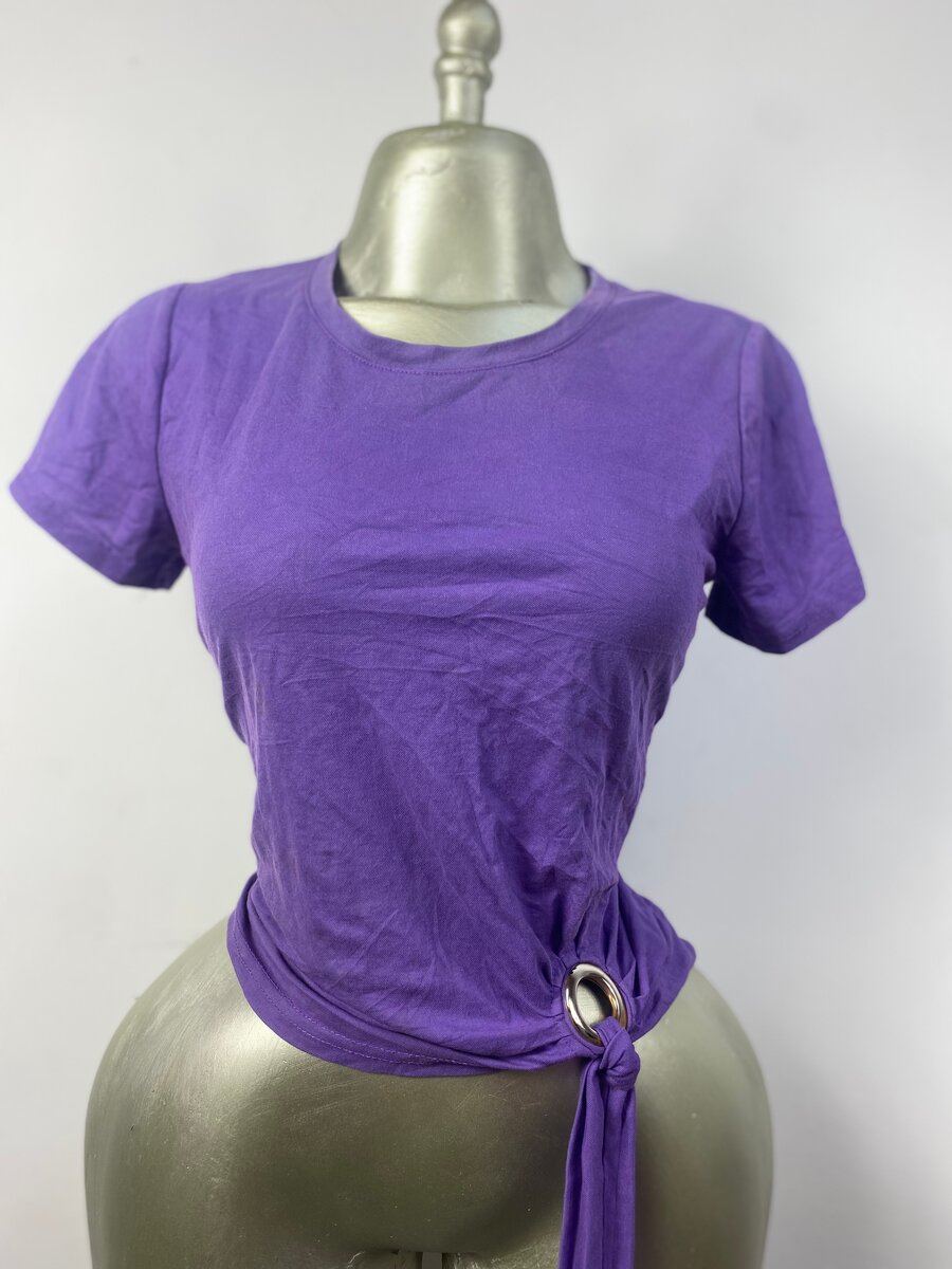 T-shirt violette avec nœud