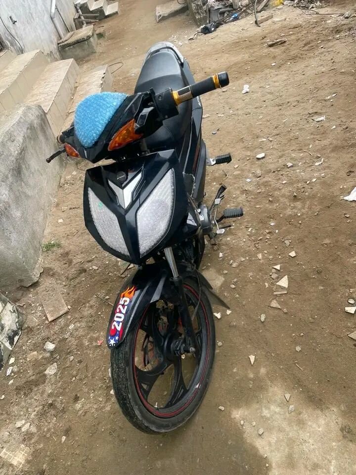 Moto sportive noire élégante