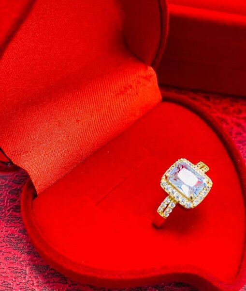 Bague élégante en or avec diamant