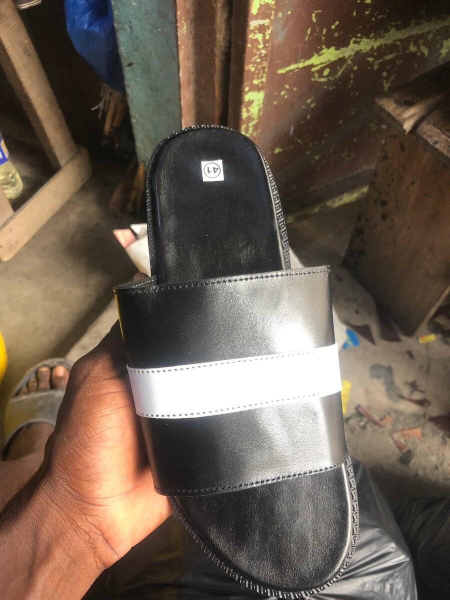 Claquettes noires et blanches