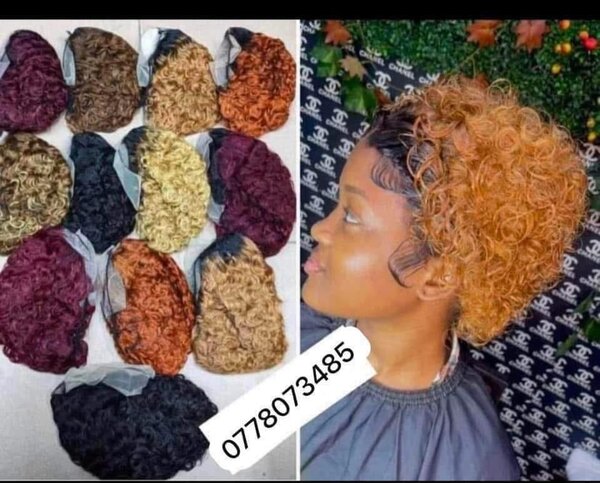 Perruque bouclée synthétique