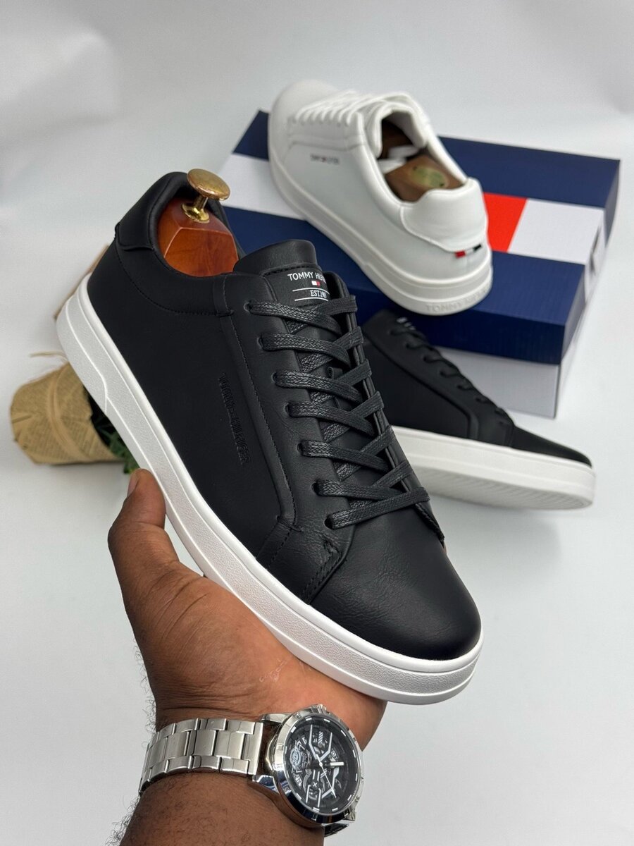 TOMMY HILFIGER BLACK AND WHITE