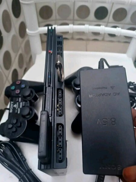 Console PS2 avec 2 manettes