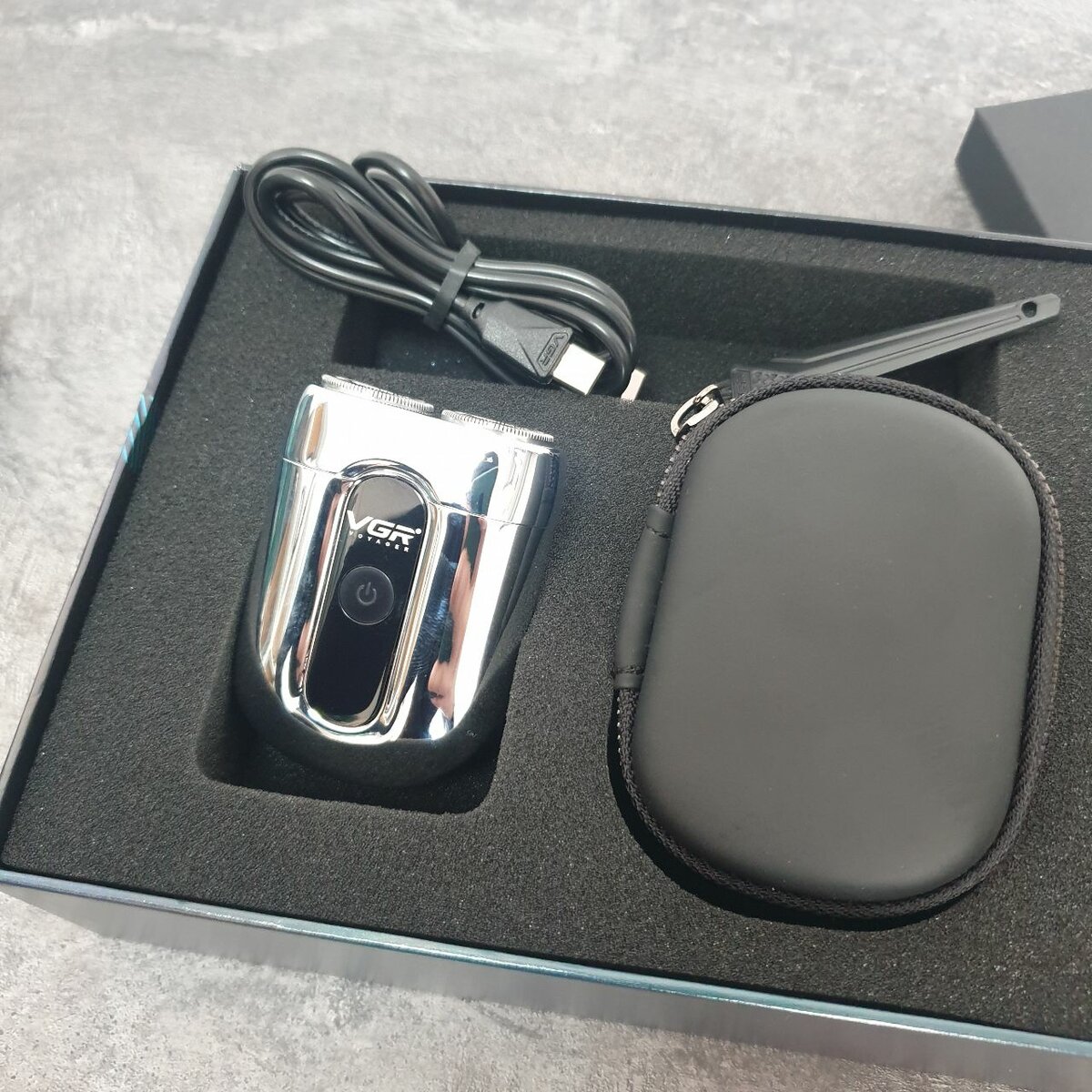 Электро бритва с классным чехлом