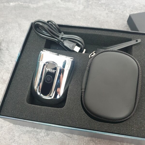 Электро бритва с классным чехлом