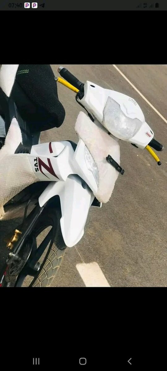 Scooter TVS moderne blanc