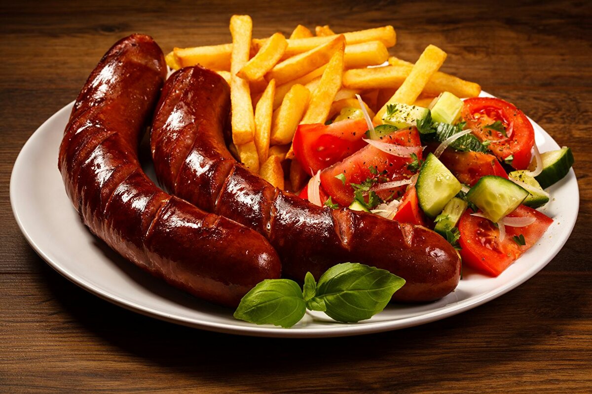 Saucisses grillées avec frites