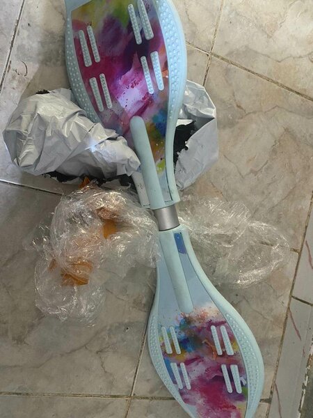 Skateboard à deux roues coloré