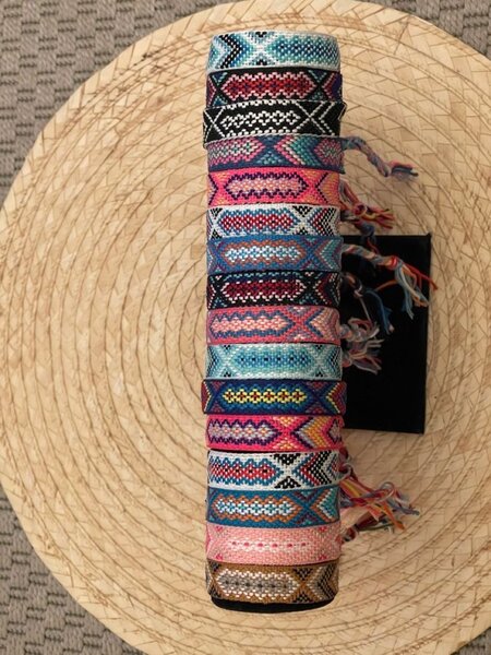 Bracelets en tissu colorés