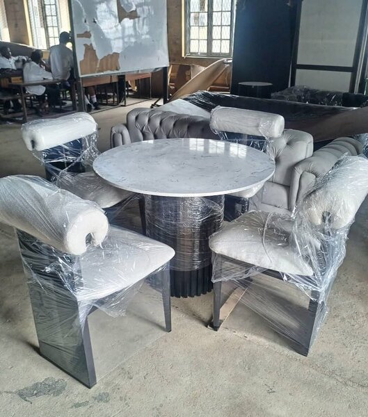 Table ronde et chaises modernes