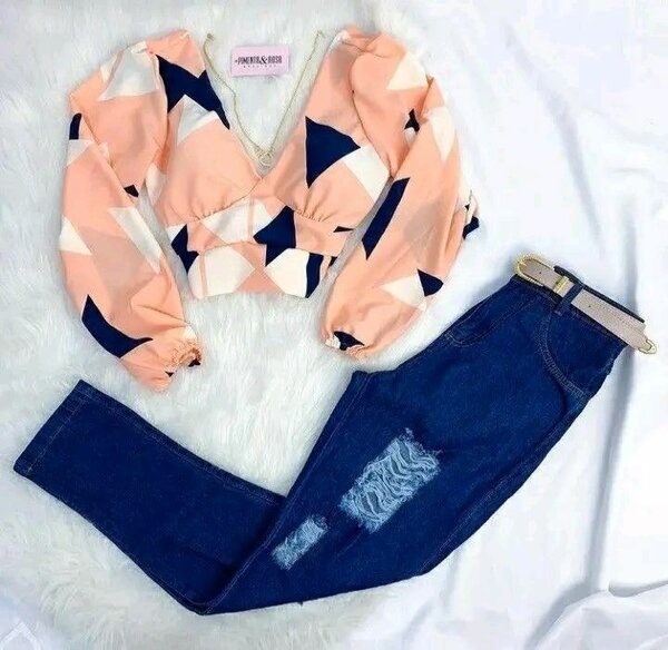 Combinaison jeans et haut à motifs