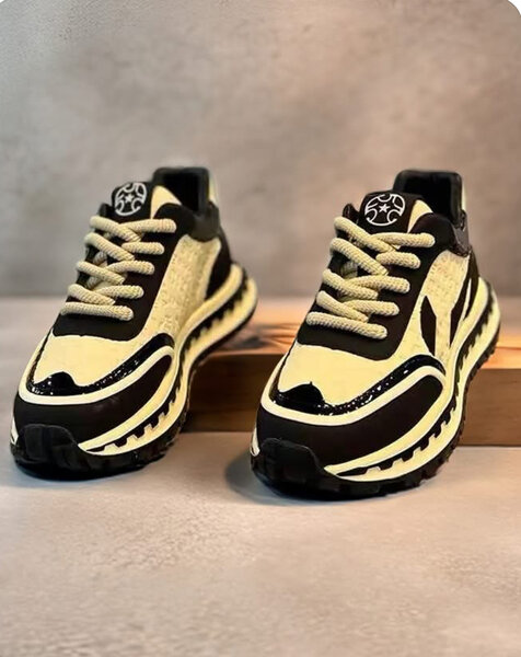 Chaussures de sport noires et jaunes