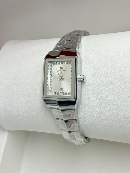 Montre-bracelet élégante en acier