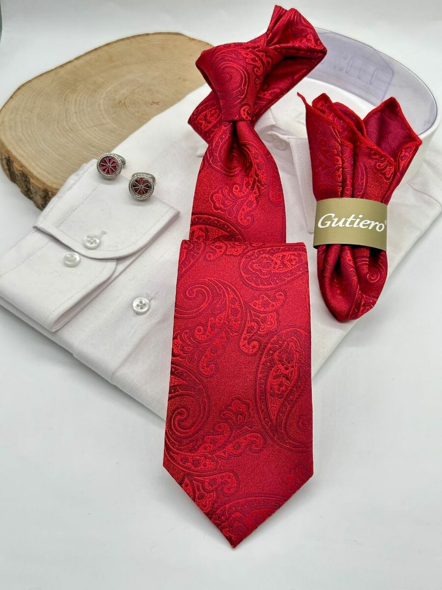 Flying tie with pocket square