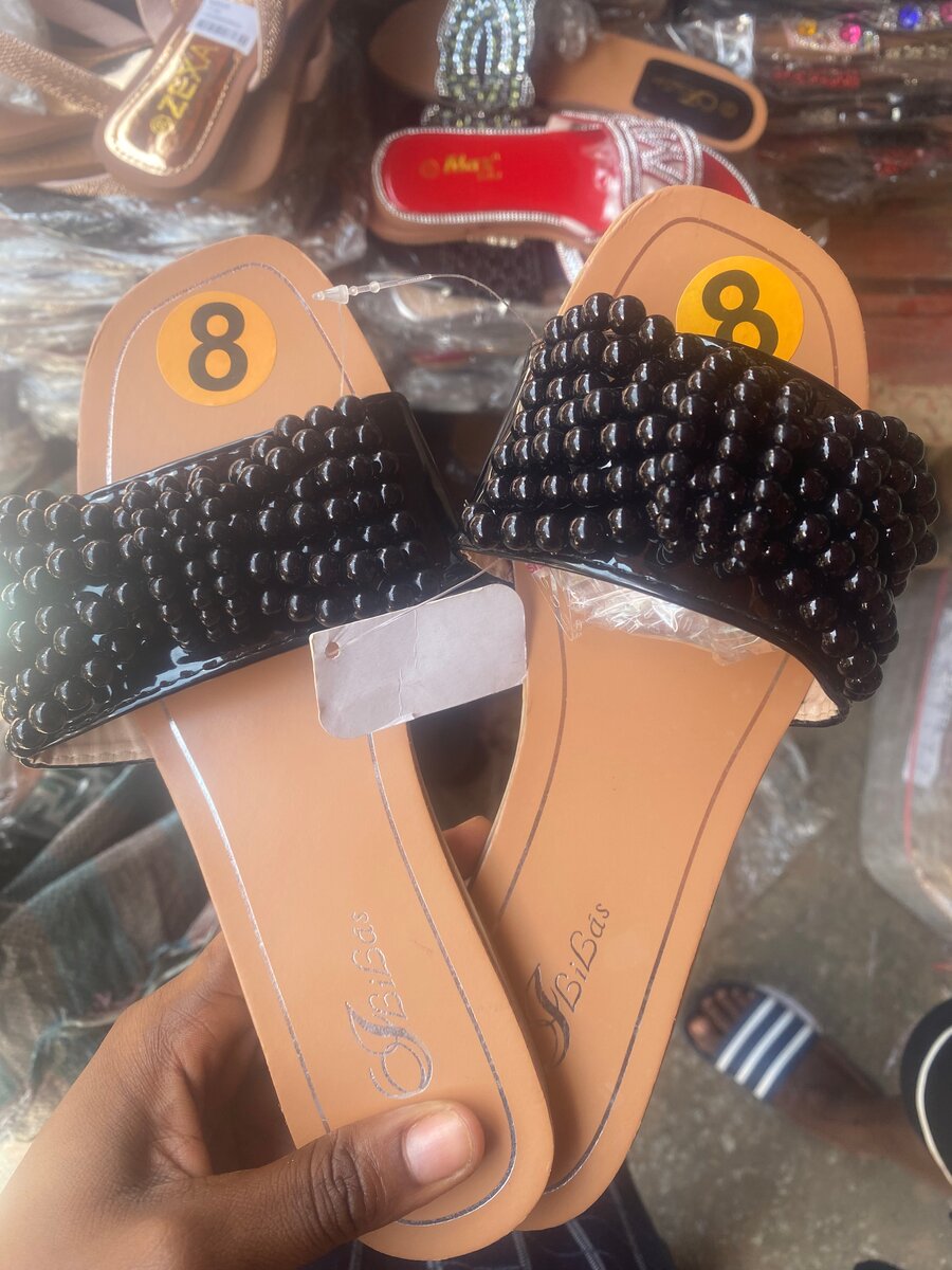 Sandales élégantes perlées noires