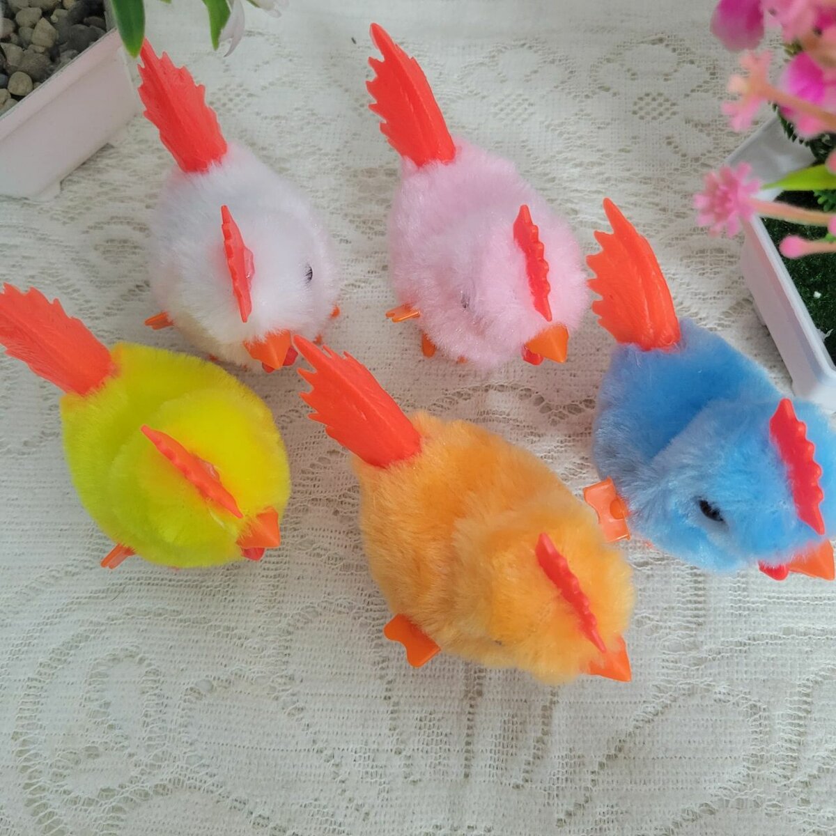 Poussin en mouvement, jouet amusant, sautant, marchant