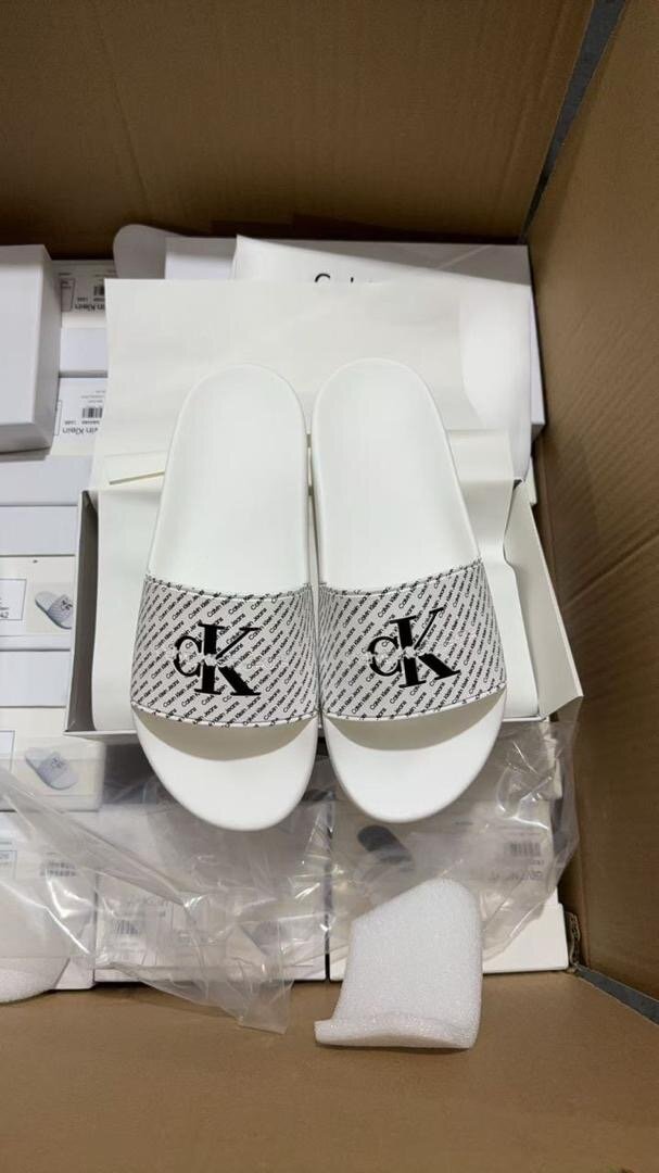 Claquettes style moderne