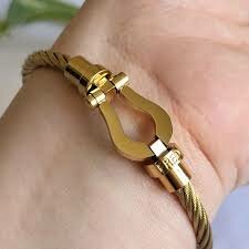 Bracelet en acier doré élégant