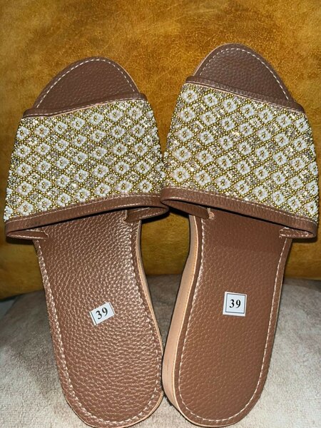 Sandales en cuir brodé pour femmes