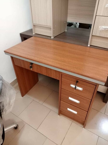 Bureau en bois avec tiroirs