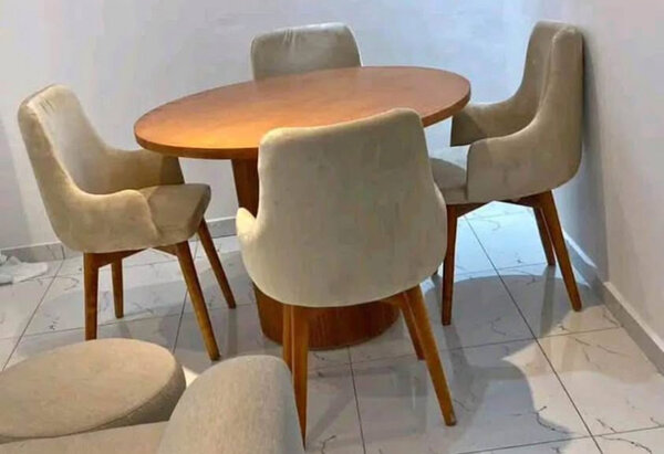 Table ronde en bois avec chaises
