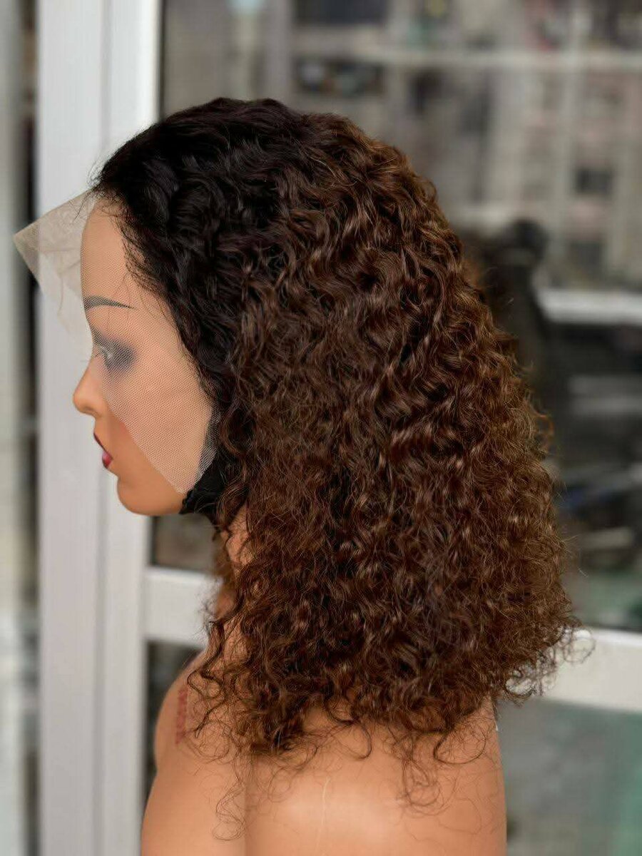 Perruque frisée colorée