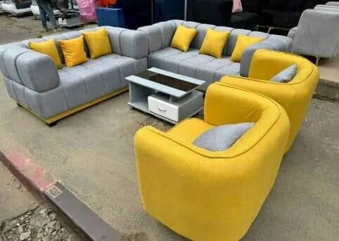 Salon moderne en tissus colorés