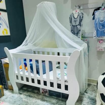 White baby cot 