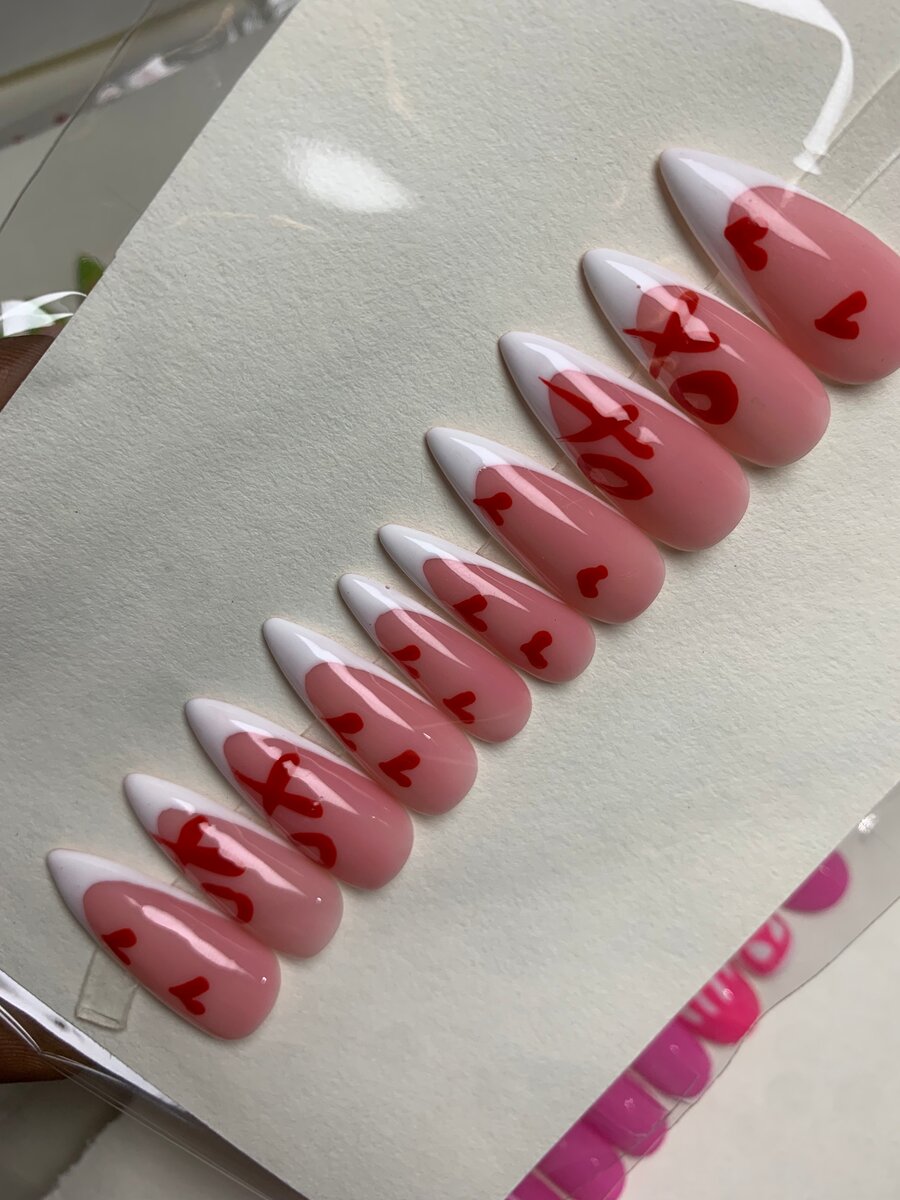 Faux ongles rose et blanc motif coeur